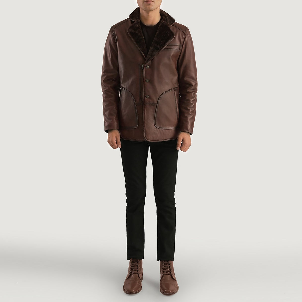 Detalle de cerca of Notch &amp; Button Hardware on Men's Rocky Marrón Fur Abrigo de Cuero para Hombre