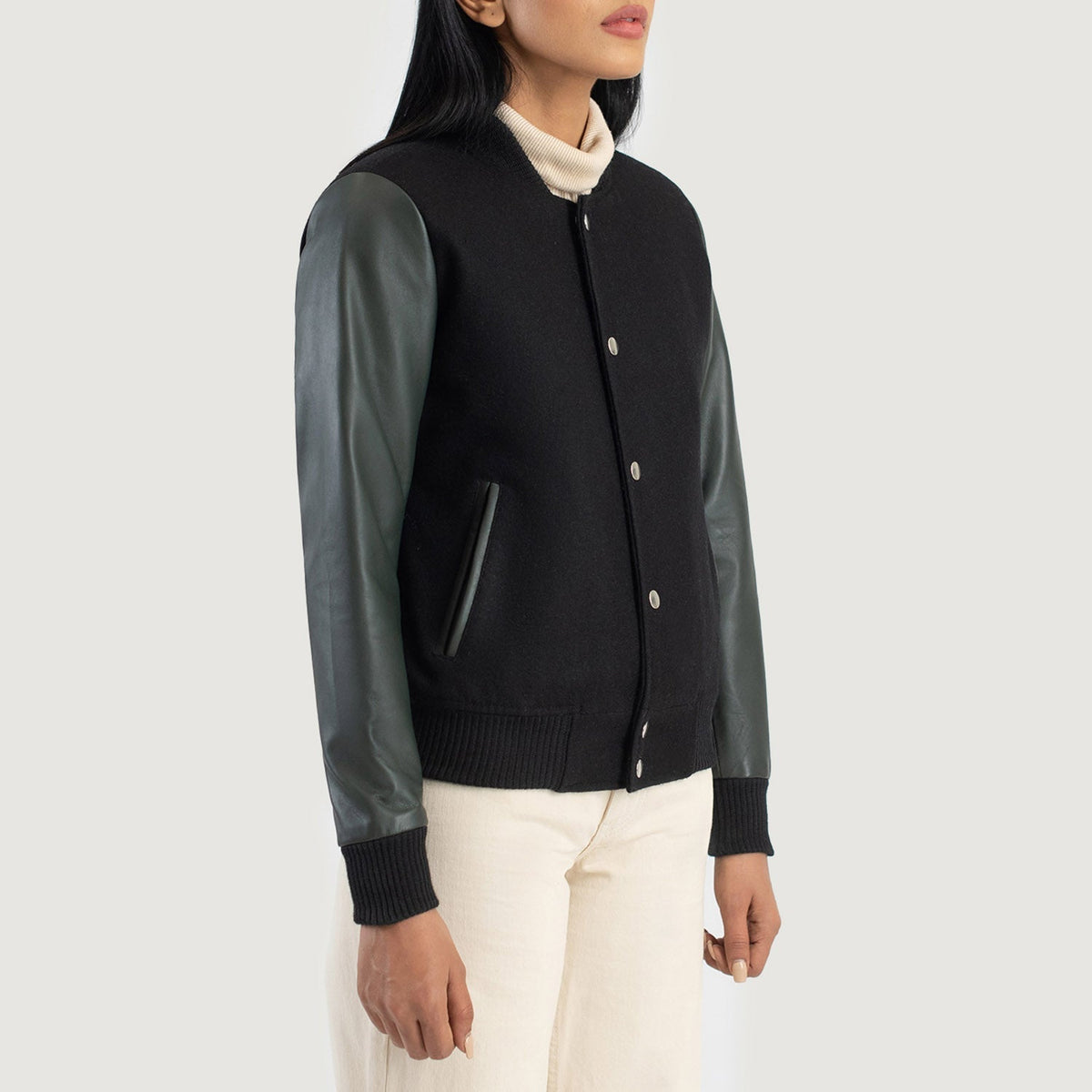 
Green Sheepskin Leather Bomber Jacket - Vista posterior con hombros definidos y bajo impecable