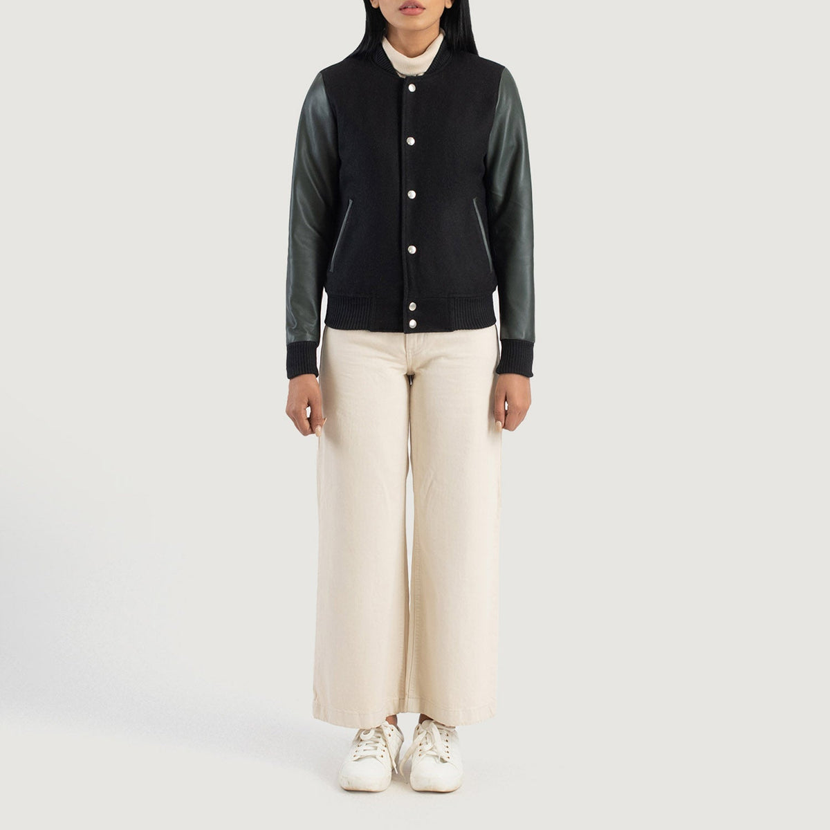 
Savant Green Hybrid Varsity Jacket - Vista lateral mostrando el corte ergonómico de mangas