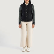 
Savant Green Hybrid Varsity Jacket - Vista lateral mostrando el corte ergonómico de mangas