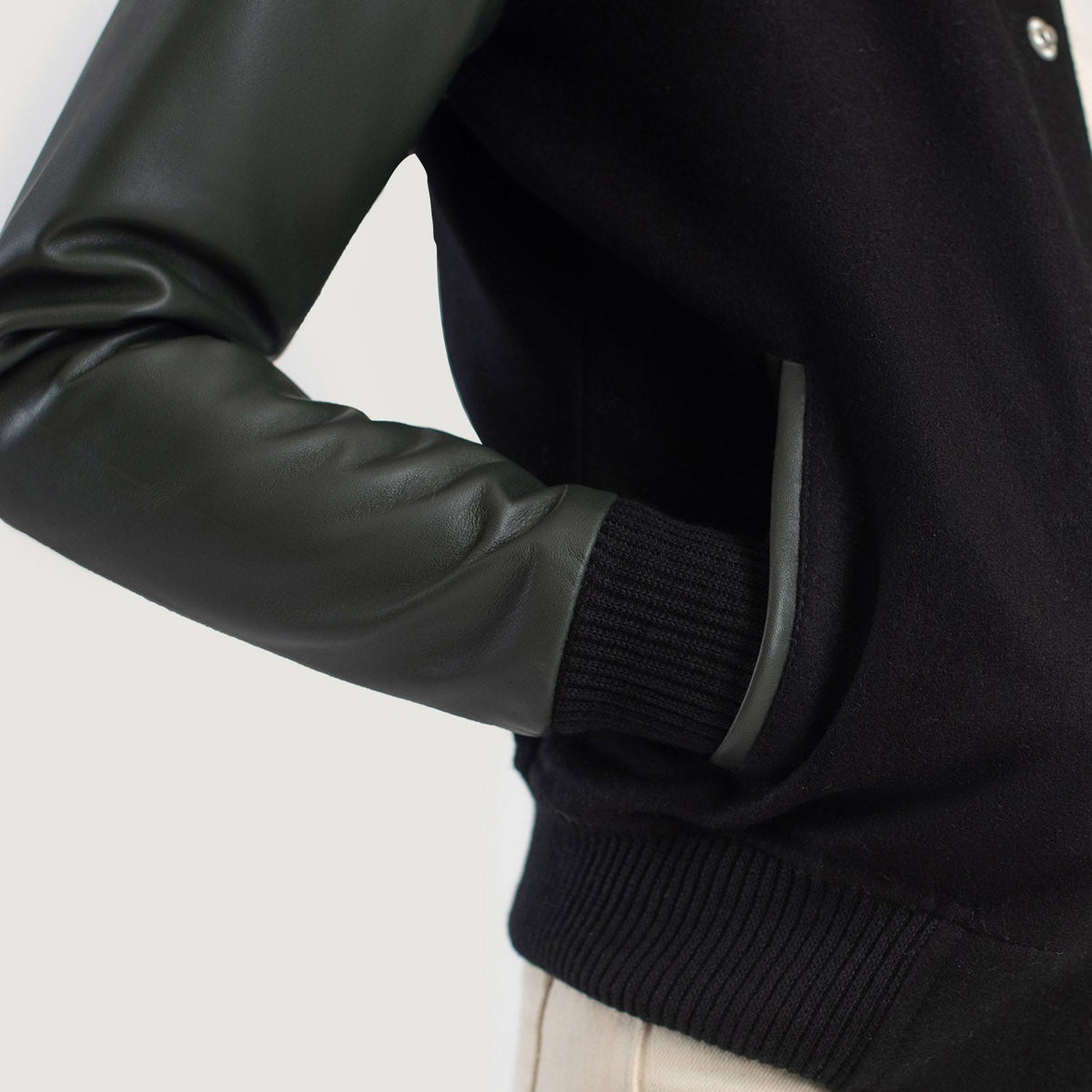 
Vista interior Showing Quilted Polyester Lining & Dos bolsillos interiores de utilidad