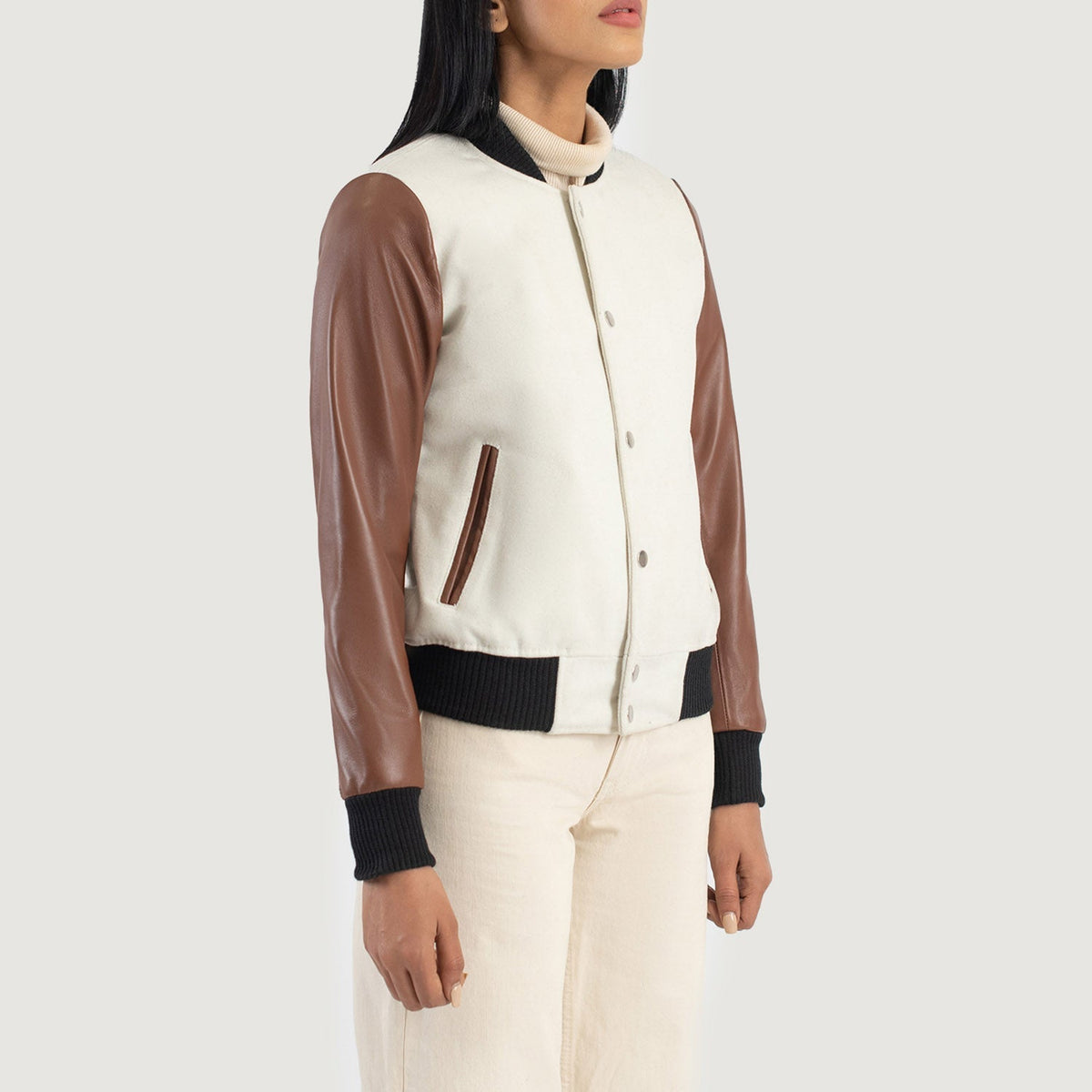
Perspectiva del modelo vistiendo Savant Green Hybrid Varsity Jacket en modelo con caída natural bajo luz de día