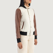 
Perspectiva del modelo vistiendo Savant Green Hybrid Varsity Jacket en modelo con caída natural bajo luz de día