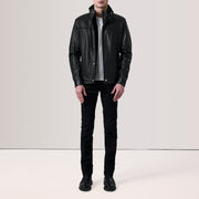 
Black Sheepskin Leather Biker Jacket - Vista posterior con hombros definidos y bajo impecable