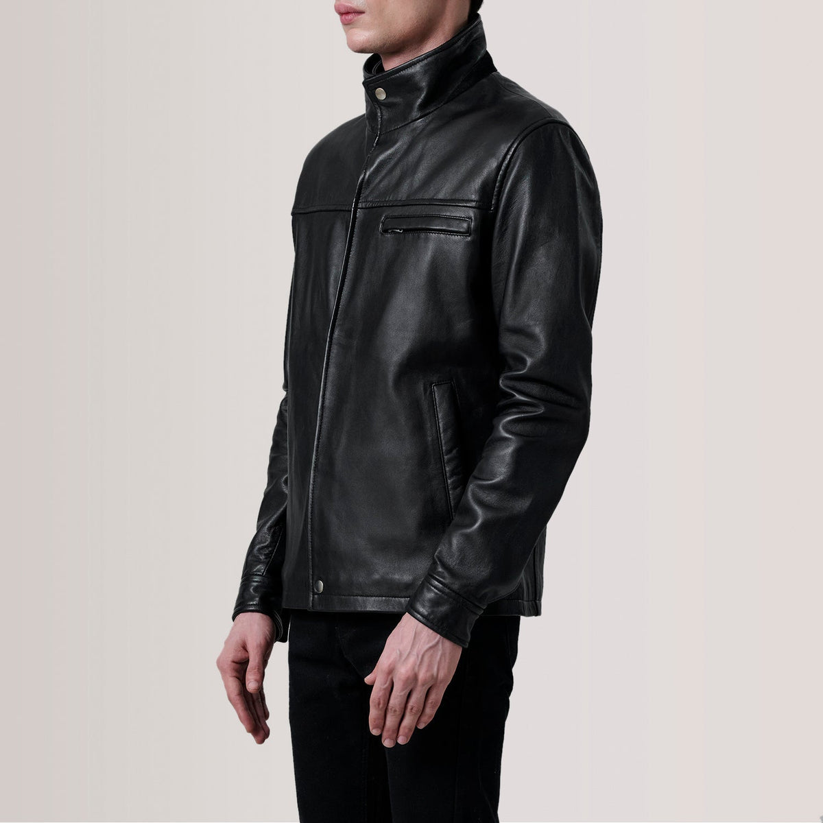 
Sean Negro Leather Classic Chaqueta de Cuero para Hombre For Men - Vista lateral mostrando el corte ergonómico de mangas