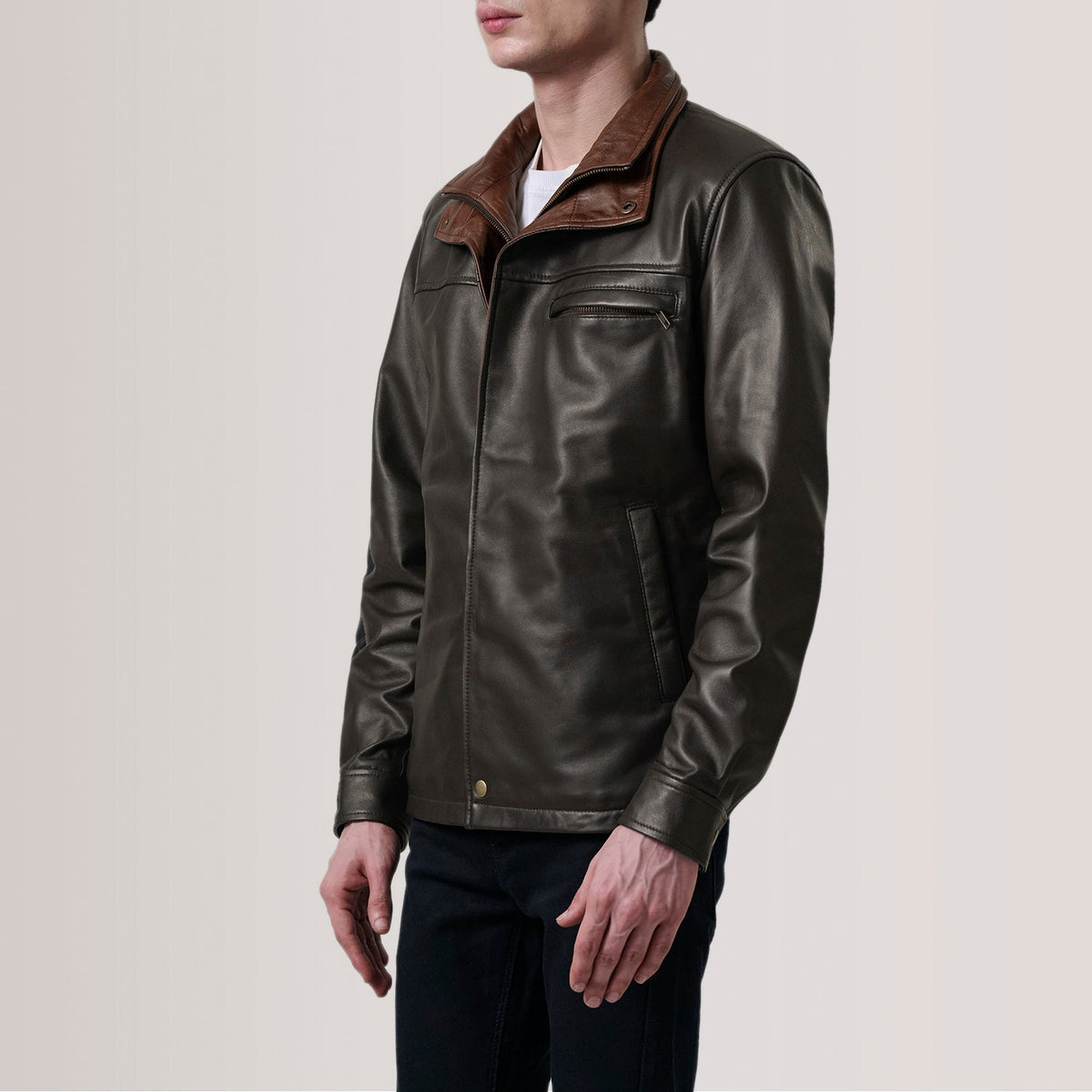 
Sean Marrón Leather Classic Chaqueta de Cuero para Hombre For Men - Vista lateral mostrando el corte ergonómico de mangas