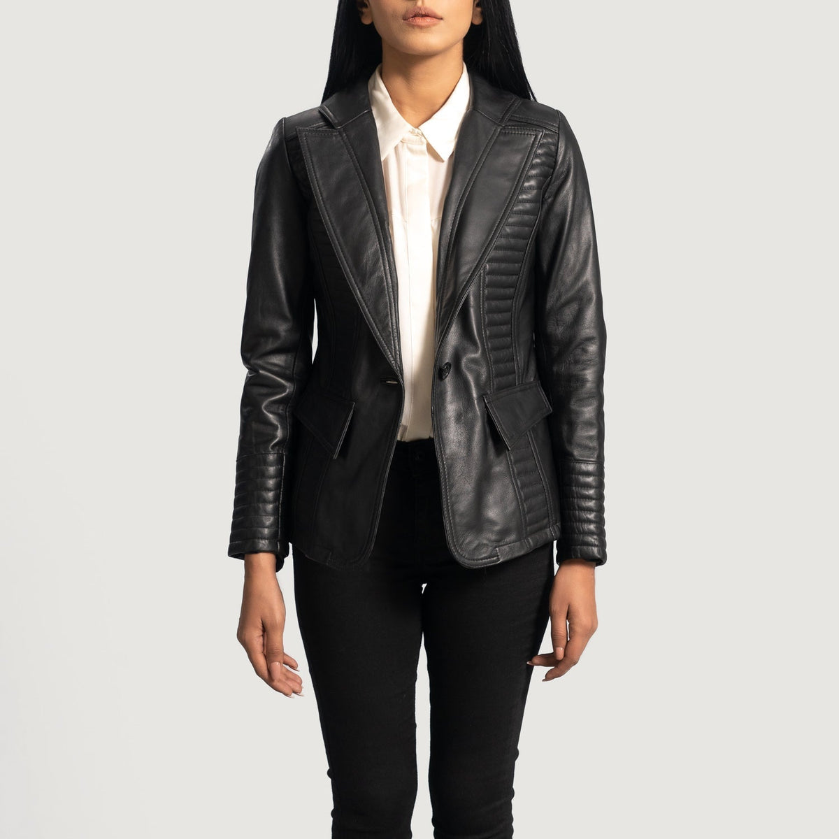 
Selina Negro Blazer de Cuero de Cuero para Mujer in Black Sheepskin Leather - Vista frontal y silueta entallada | Comprar online