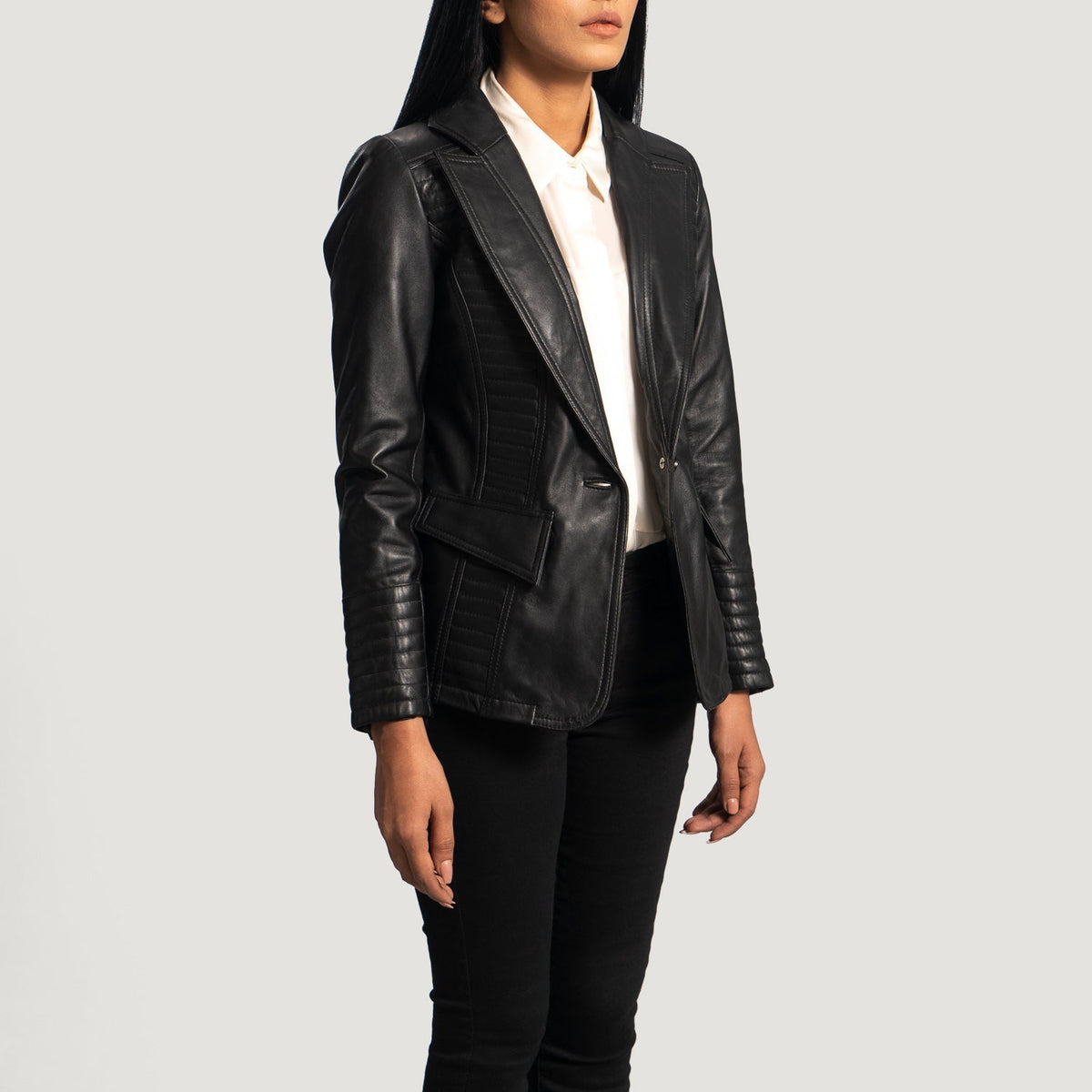 
Black Sheepskin leather Blazer - Vista posterior con hombros definidos y bajo impecable