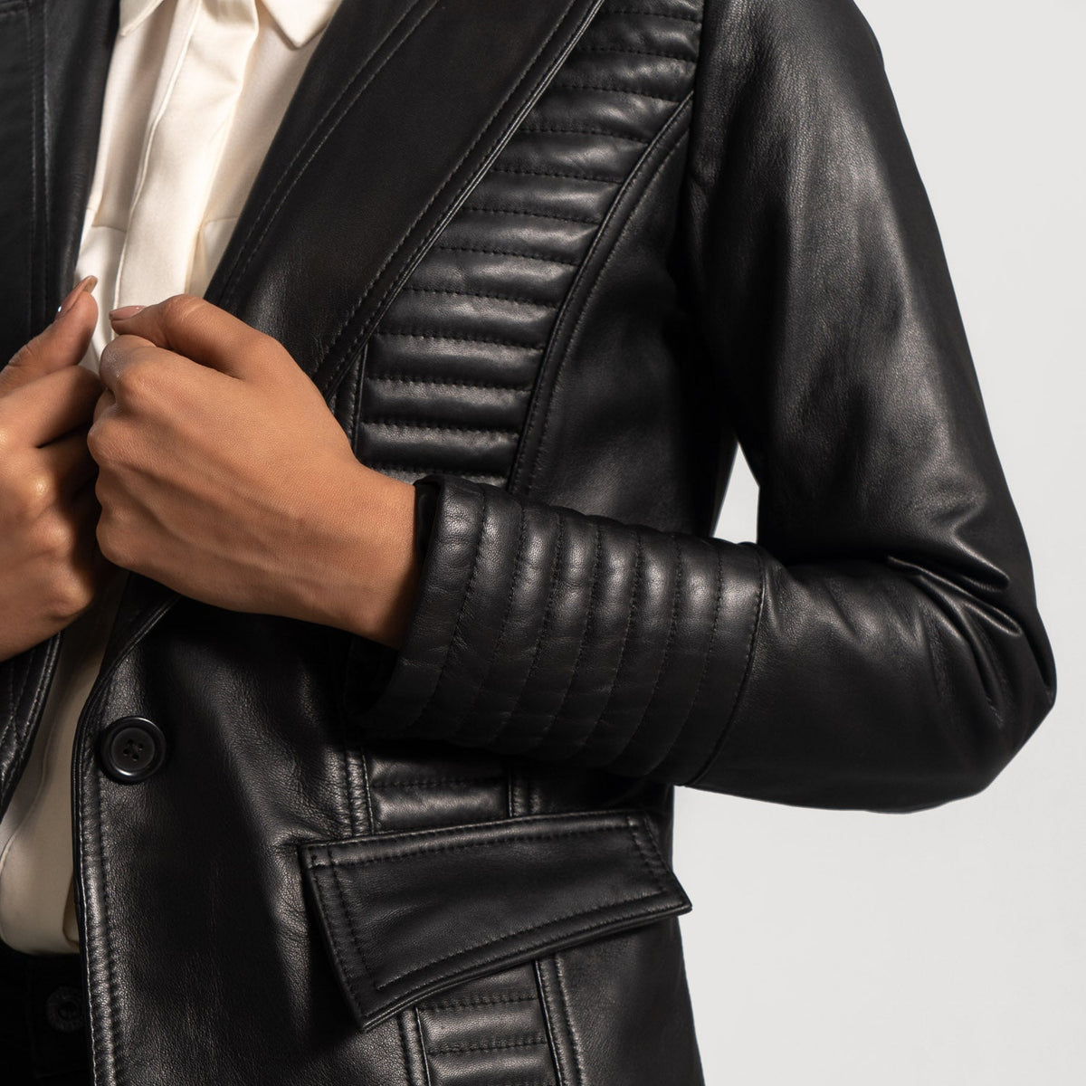 
Selina Negro Blazer de Cuero de Cuero para Mujer - Vista lateral mostrando el corte ergonómico de mangas