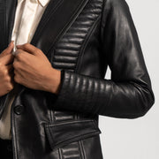 
Selina Negro Blazer de Cuero de Cuero para Mujer - Vista lateral mostrando el corte ergonómico de mangas