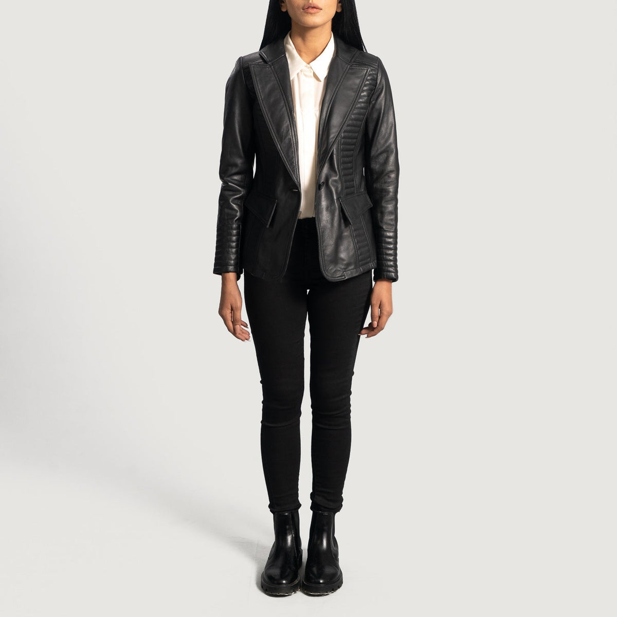 
Vista de detalle of Notch & Button Hardware on Selina Negro Blazer de Cuero de Cuero para Mujer