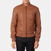 Detalle de cerca of Varsity &amp; Zipper Hardware on Men's Shane Marrón Cazadora Bomber de Cuero para Hombre