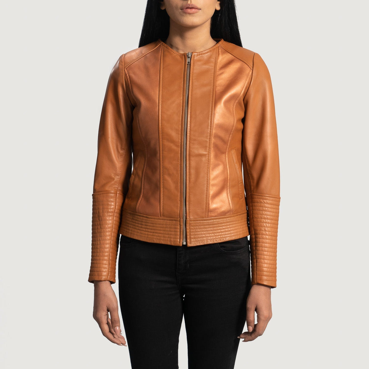 
Vista de detalle of Classic Collar & Zipper Hardware on Sleeky Clean Tostado Chaqueta Biker de Cuero para Mujer