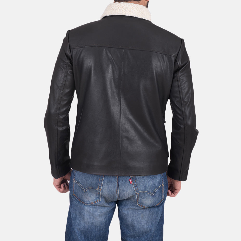 Men's Snow Cole Negro Chaqueta de Cuero para Hombre - Vista de perfil lateral con corte ergonómico de manga