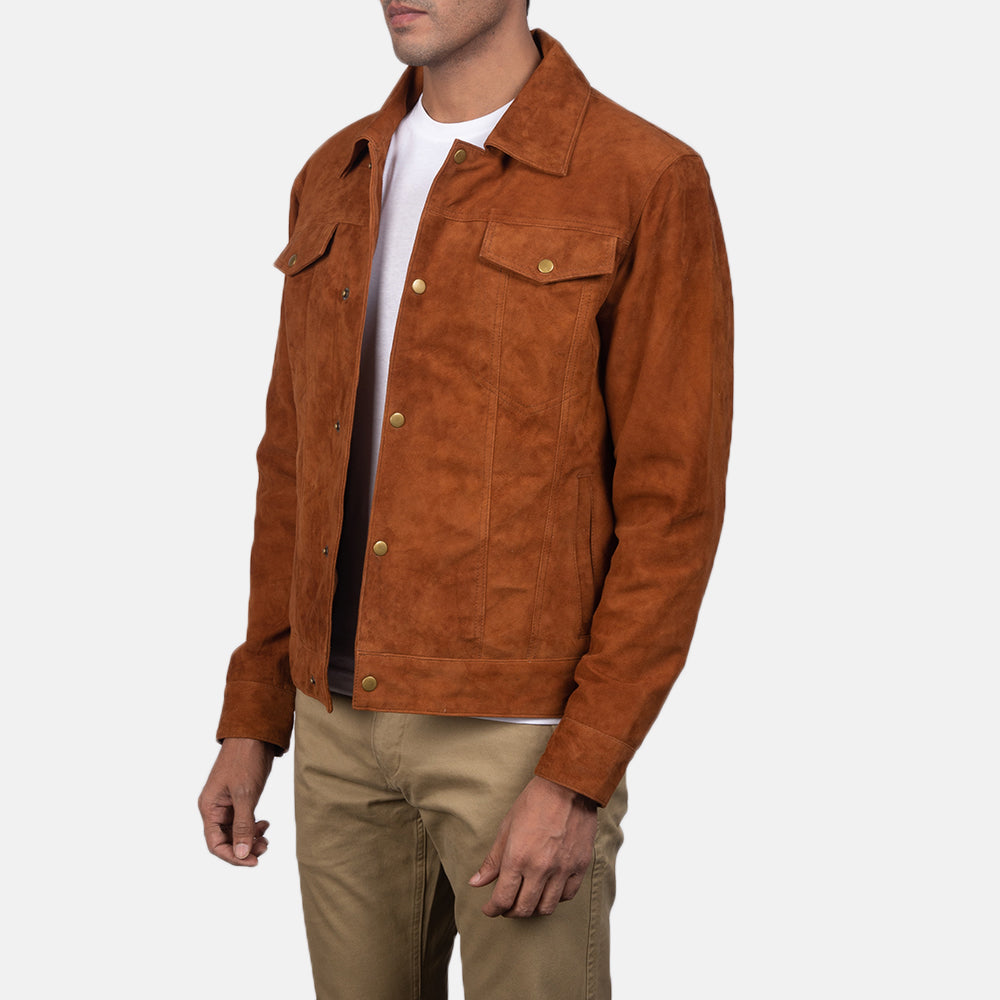 
Perspectiva del modelo vistiendo Stallon Black Suede Jacket en modelo con caída natural bajo luz de día