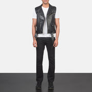 
Sullivan Negro Leather Biker Vest para Hombre - Vista lateral mostrando el corte ergonómico de mangas