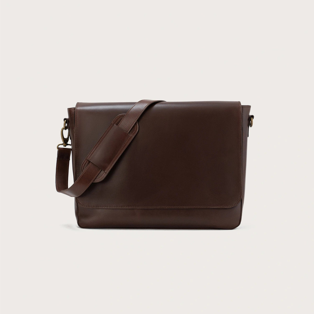 
The Carismatico Vintage Brown Leather Messenger Bag For Men & Women in Vintage Brown Full-Grain Leather - Full Exterior Vista frontal y silueta entallada | Comprar online