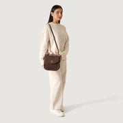 
Distressed Brown Full-Grain leather Bag - Perspectiva trasera con correas de cuero reforzadas