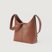 
The Stefani Brown Leather Hobo Bag For Women - Vista lateral mostrando el corte ergonómico de mangas