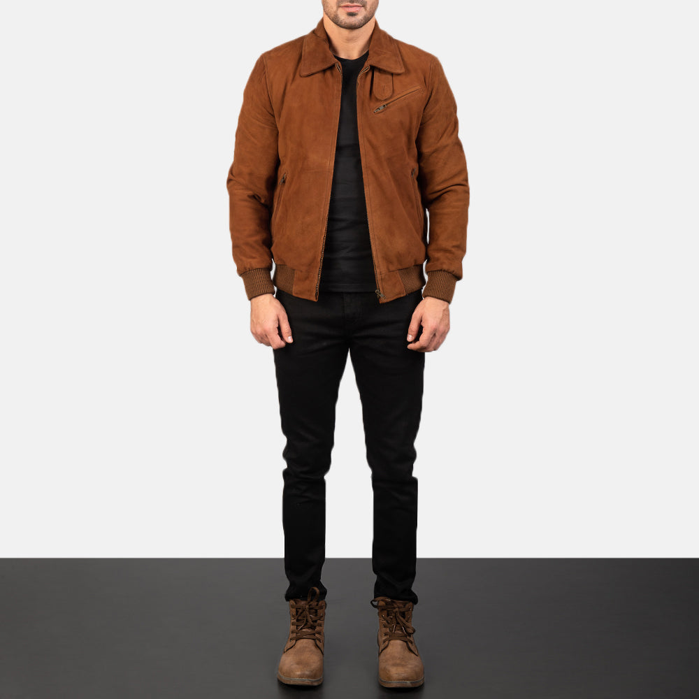 Men's Tomchi Tostado Suede Chaqueta de Cuero para Hombre - Vista de perfil lateral con corte ergonómico de manga