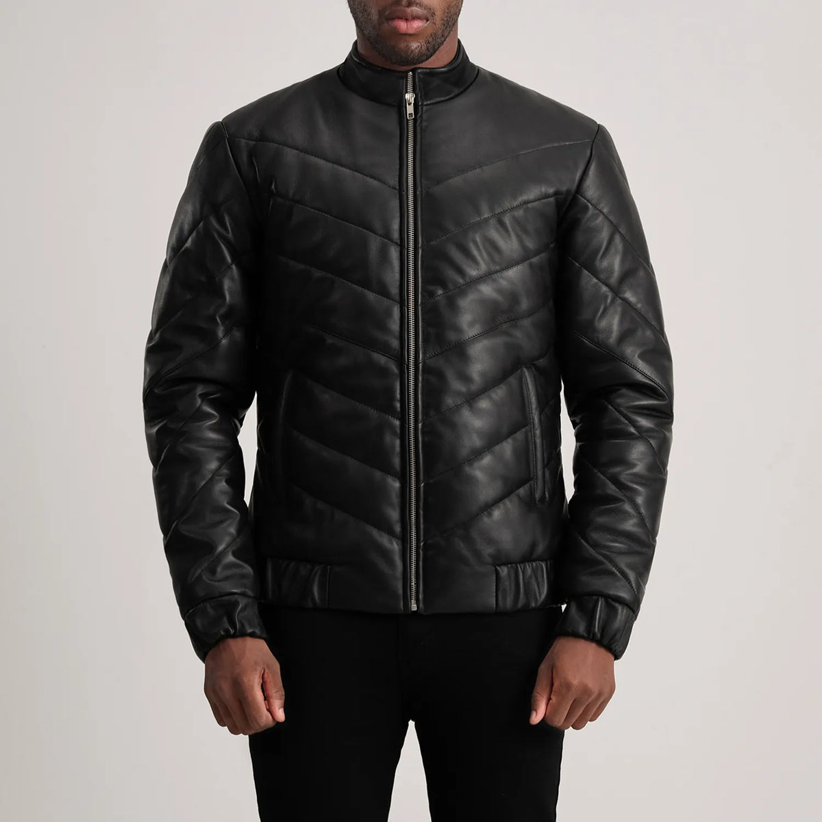 Detalle de cerca of Classic Collar &amp; Zipper Hardware on Travis Black Leather Puffer Jacket