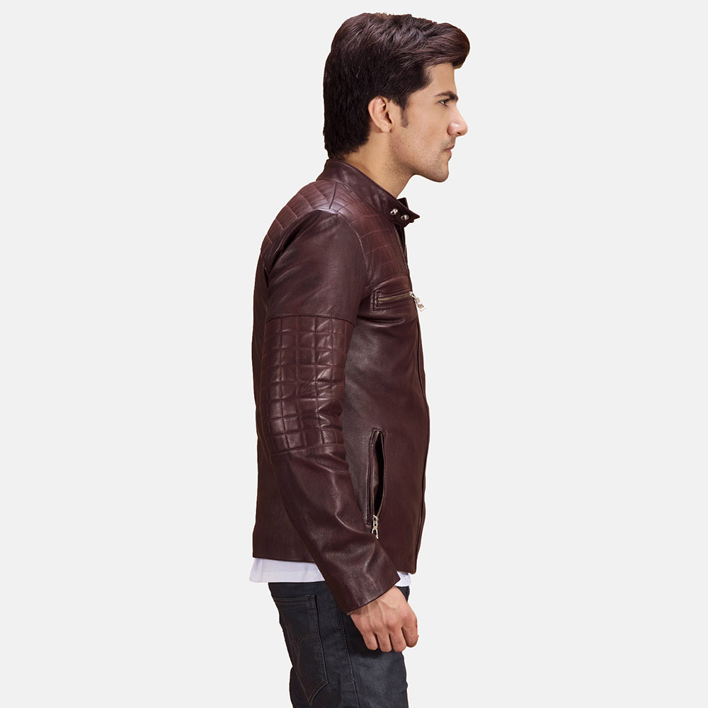 
Maroon Sheepskin Leather Biker Jacket - Vista posterior con hombros definidos y bajo impecable