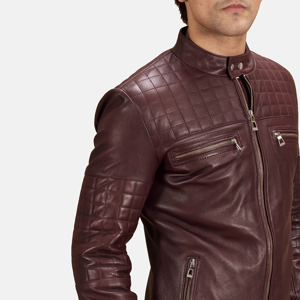 
Urbane Acolchado Granate Chaqueta Biker de Cuero para Hombre - Vista lateral mostrando el corte ergonómico de mangas