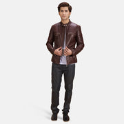 
Primer plano del cuello con broche a presión y cremalleras de Urbane Acolchado Granate Chaqueta Biker de Cuero para Hombre
