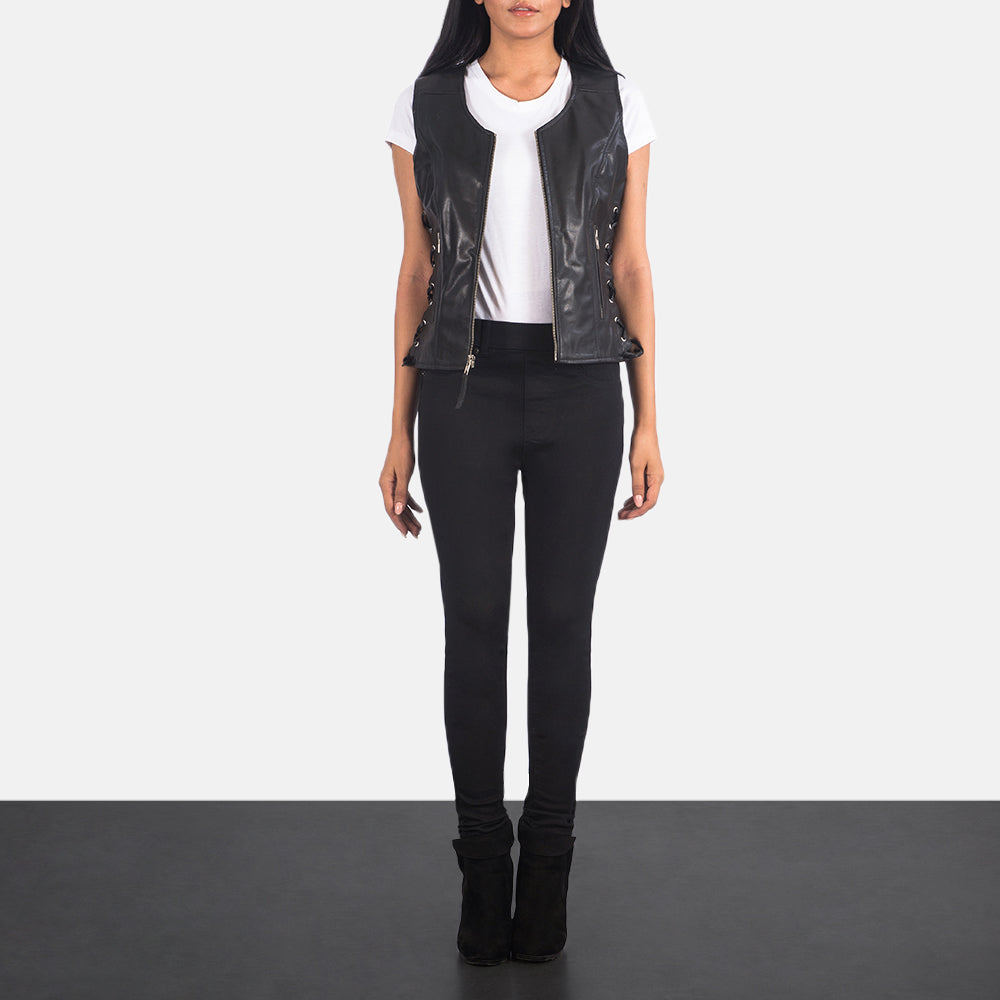 Women's Vanda Negro Leather Biker Vest para Mujer - Vista de perfil lateral con corte ergonómico de manga