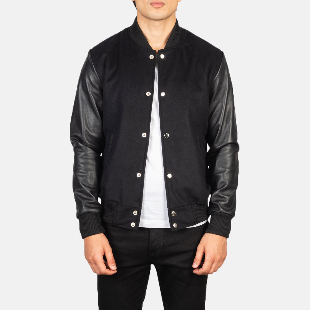 Men's Vaxton Negro Hybrid Varsity Chaqueta de Cuero para Hombre in Black Sheepskin Leather - Vista frontal y silueta a medida | Comprar online