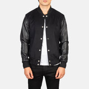 Men's Vaxton Negro Hybrid Varsity Chaqueta de Cuero para Hombre in Black Sheepskin Leather - Vista frontal y silueta a medida | Comprar online