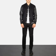 Men's Vaxton Negro Hybrid Varsity Chaqueta de Cuero para Hombre - Vista de perfil lateral con corte ergonómico de manga