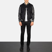 Men's Vaxton Negro Striped Hybrid Varsity Chaqueta de Cuero para Hombre - Vista de perfil lateral con corte ergonómico de manga