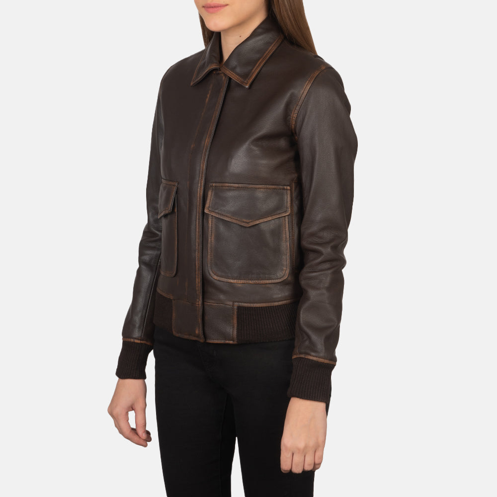 
Perspectiva del modelo vistiendo Westa A-2 Black Leather Bomber Jacket en modelo con caída natural bajo luz de día