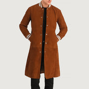 Wilde Marrón Suede Varsity Abrigo de Cuero para Hombre in Tan Bown Goatskin Suede - Vista frontal y silueta a medida | Comprar online