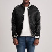 Xander Negro Varsity Chaqueta de Cuero para Hombre - Vista de perfil lateral con corte ergonómico de manga