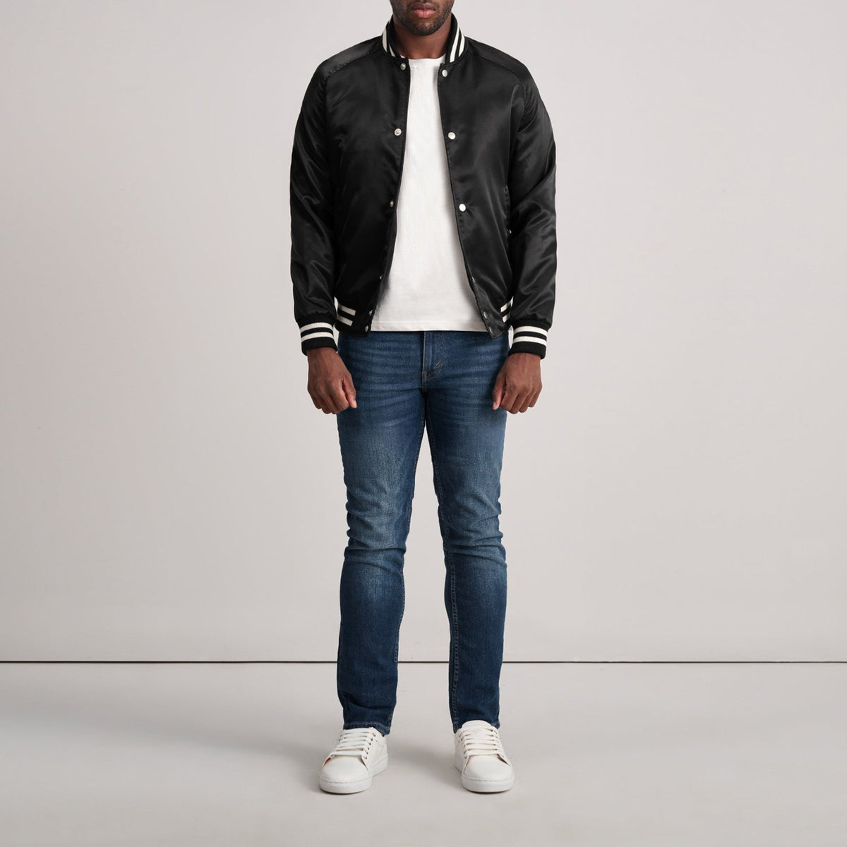 Detalle de cerca of Varsity &amp; Button Hardware on Xander Negro Varsity Chaqueta de Cuero para Hombre