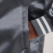 Vista interior Showing Quilted Polyester Lining &amp; Dos bolsillos interiores