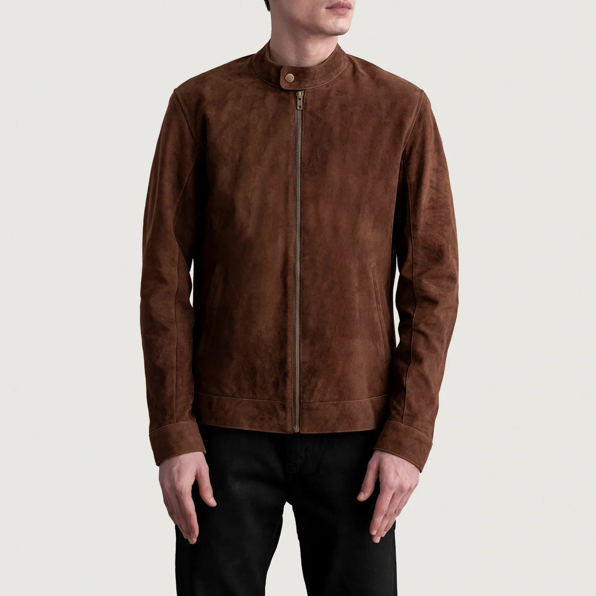 Zen Marrón Suede Chaqueta Biker de Cuero para Hombre - Vista de perfil lateral con corte ergonómico de manga